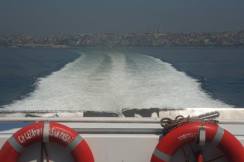 09-0439-IMG_4976-EOS350.JPG - Mit der Fähre verlassen wir Europa, überqueren das Marmarameer und erreichen nach 1 Stunde Fahrt das asiatische Ufer bei Yalova.