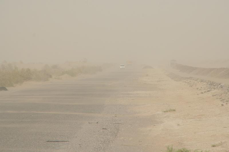 11-0066-IMG_6717-EOS350.JPG - Land 11: Turkmenistan, der Wüstenstaat. Der Sandsturm hinderte uns am Weiterfahren, wir mussten Schutz suchen.