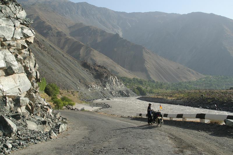 13-0379-IMG_7075-EOS350.JPG - Land 14: Tadschikistan. Im Pjandschtal. Am rechten Ufer (in Blickrichtung) liegt Afghanistan.