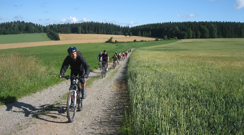IMG_0414.JPG - Über 20 Mitradler und Mitradlerinnen machten sich ab 7 Uhr auf den weg in Richtung Fichtelberg. Zwei lange Anstiege von Adorf hinauf zum Eisenweg und von Burkhardtsdorf durch den Abtwald hinauf zum Tischl lagen hier bereits hinter uns. 